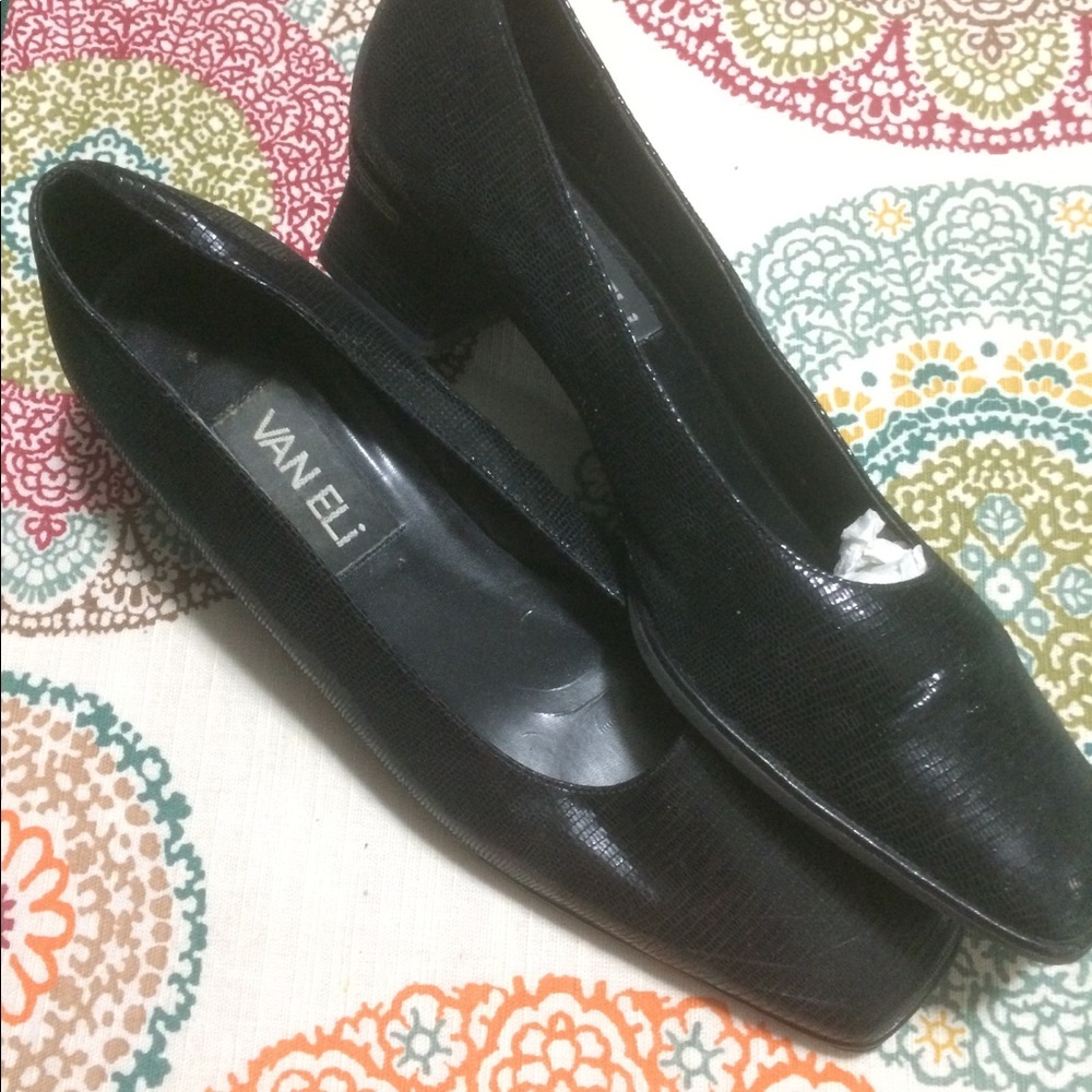 Van Eli Black textured pump 8 1/2